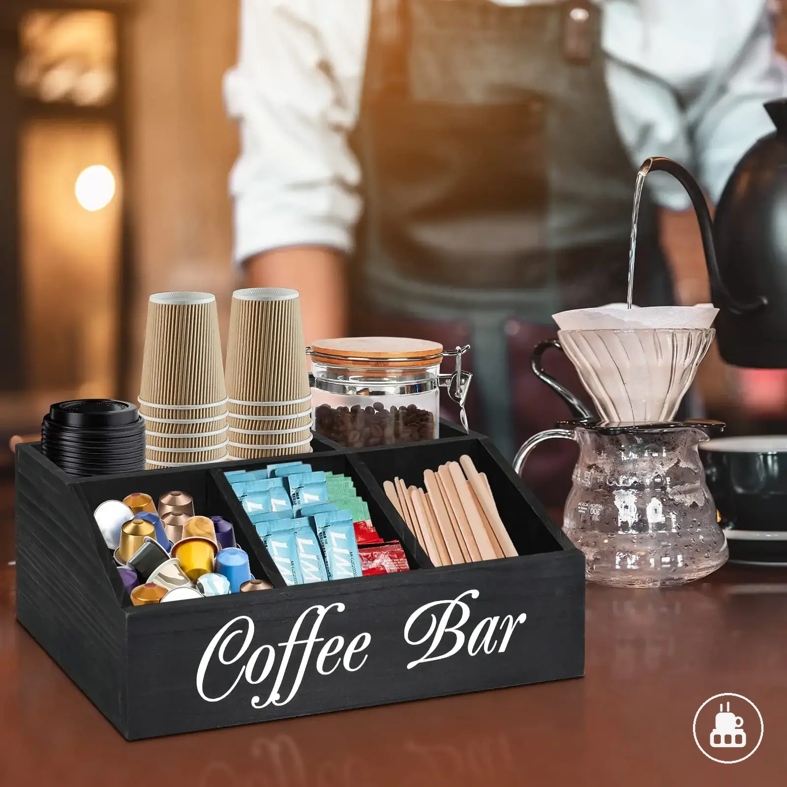Holz-Aufbewahrungskorb für Kaffeestation-Zubehör auf einer Arbeitsplatte